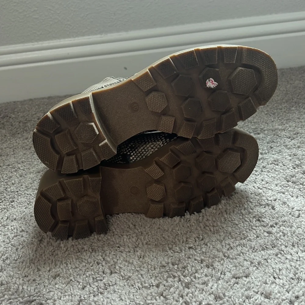 Universal Thread Snakeskin Chelsea Boots - Womens 10 - Picture 6 of 9